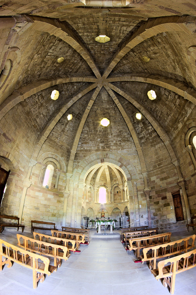 Iglesia de Santa María de Eunate: Historia y Turismo en un Descubrimiento